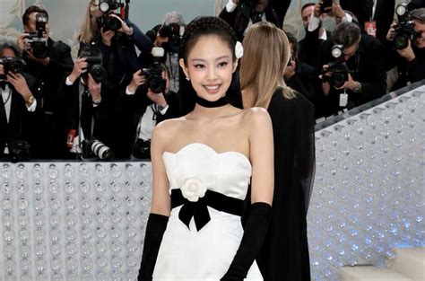 Blackpinks Jennie Pays Tribute To 1990 Chanel At 2023 Met Gala