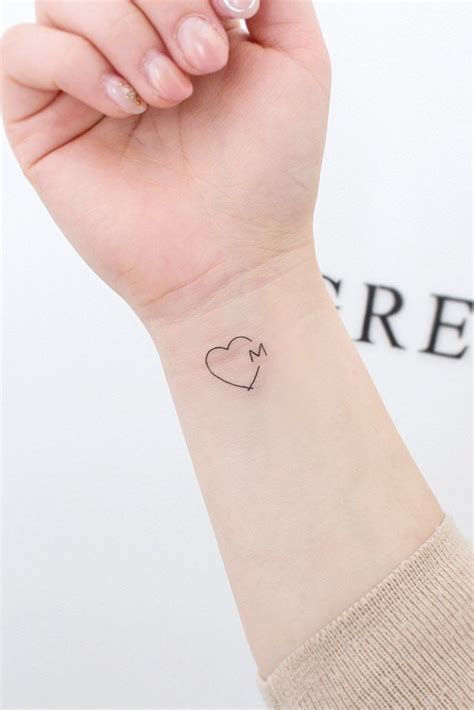 53 Delicate Wrist Tattoos For Your Upcoming Ink Session Tatuagem