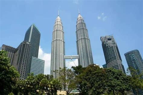 The kl tower is a top kuala lumpur attraction and the 300 meter high open air sky deck offers spectacular views over the city of kuala lumpur or kl as the locals call it. Kuala Lumpur Private City Tour with KL Tower Observation ...