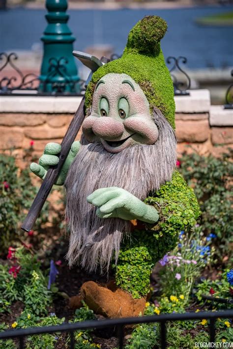 Disney Seven Dwarfs Garden Gnomes Fasci Garden