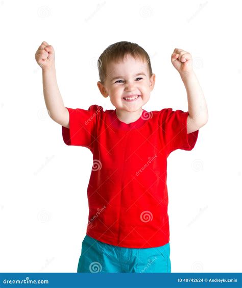 Niño Feliz En Camiseta Roja Con Las Manos Para Arriba Aisladas Foto De