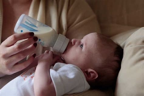 Breastfeeding Versus Bottle Feeding Whoobly