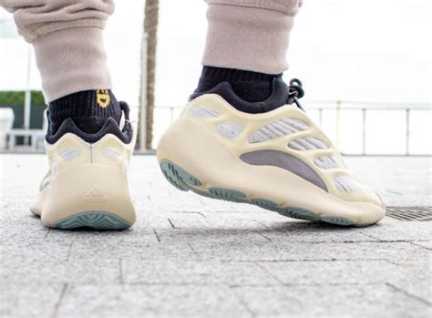 Find a mesh upper with a rubber cage overlay that ties the sole in. Avis : que vaut la Adidas Yeezy 700 V3 Azael Glow in the ...