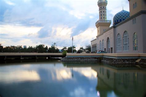 It is located approximately 8 km (5.0 mi) southwest of the city centre. Masjid Bandaraya Kota Kinabalu - Aku Seorang Traveler