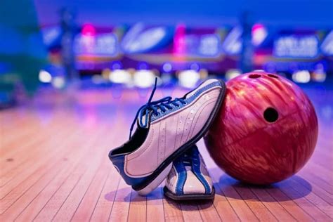 Two Handed Bowling The Pros Cons And Rules Bowling Questions