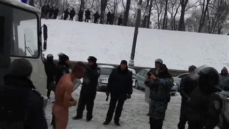 Schockierendes Video Ukrainische Polizisten demütigen nackten Mann