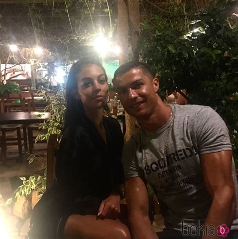 Cristiano Ronaldo Y Su Novia Georgina Rodríguez Durante Las Vacaciones Cristiano Ronaldo Y