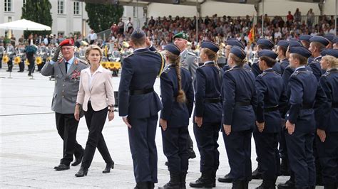 Ursula von der leyen'in, ofisinde bakanlık personeli olmamasına rağmen, mckinsey ve accenture şirketlerinden danışmanları uzun süredir yanında görevlendirmişti. Federal Government | Remembrance and Commemoration ...