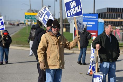 Gm And Uaw Reach Tentative Deal That Could End Strike Michigan Radio