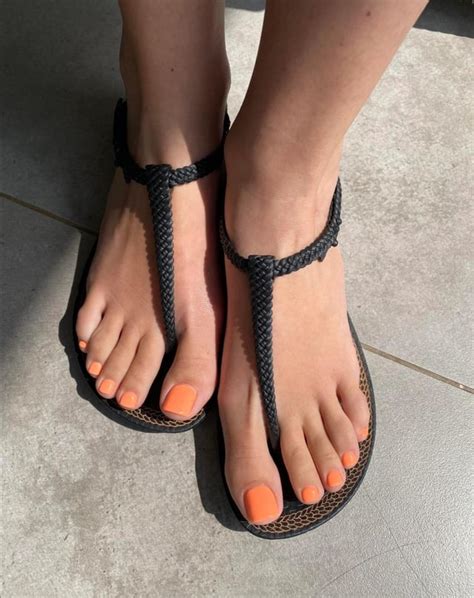 red toes and bauble thong sandals thongsandals