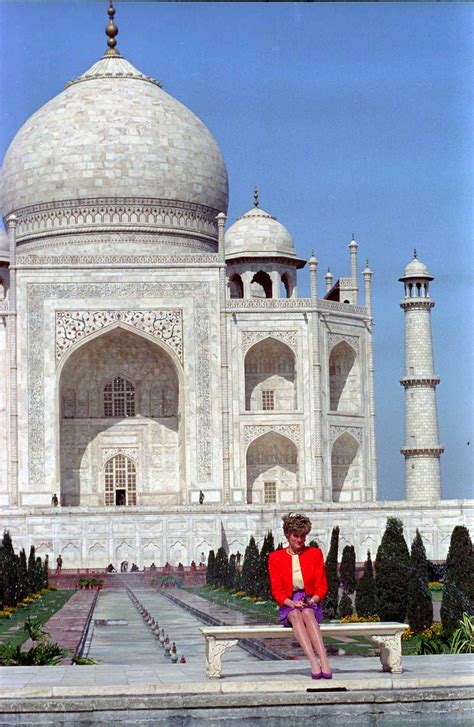 The Backstory To Princess Dianas Iconic Pic At The Taj Mahal