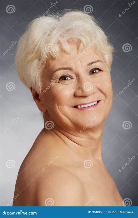 Portret Van Een Oude Naakte Vrouw Stock Foto Image Of Mooi Grijs
