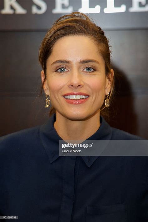 amanda peet attends the book signing for dear santa love rachel news photo getty images