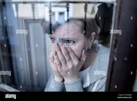 Junge Schöne Depressiv Unglücklich Kaukasische Frau Besorgt Und Traurig