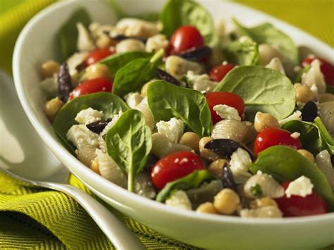 Nudel Kichererbsen Salat mit jungem Spinat Tomaten Oliven und Schafskäse Rezept EAT SMARTER