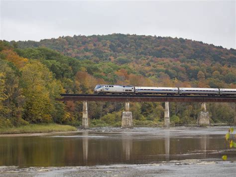 18 Best Fall Foliage Train Rides For Leaf Peeping