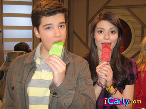 The season features carly shay (miranda cosgrove), sam puckett (jennette mccurdy) and freddie benson (nathan kress) as they continue their own web show called icarly. Image - Creddie iCarly.com 22.PNG | iCarly Wiki | Fandom ...