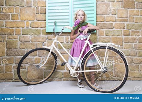 Jeune Fille Avec Une Bicyclette Photo Stock Image Du Princesse Pi Ce