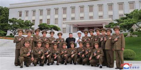 Es bestehe auch die notwendigkeit, ein positives klima nach außen für die eigenen initiativen zu schaffen. Kim Jong Un hands out pistols to North Korean generals ...