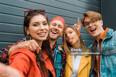 selfie를 함께 복용 하는 아름 다운 세련 된 멋쟁이 거리에 대한 스톡 사진 및 기타 이미지 거리 남자 도시 istock