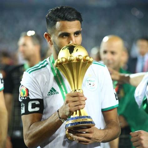 L'actualité des joueurs et des clubs de foot en algérieet en europe. @faf_algeria | Algerie foot, Joueur de football