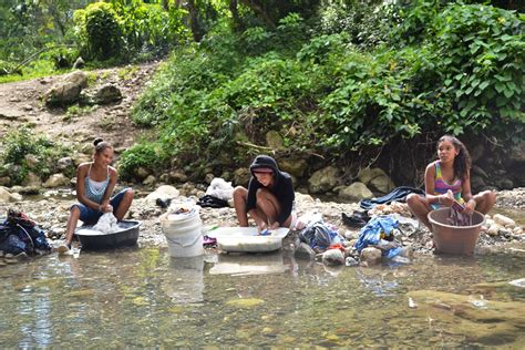 Familiar Infancia Remo 2014 Lavando Ropa En El Rio Jacagua