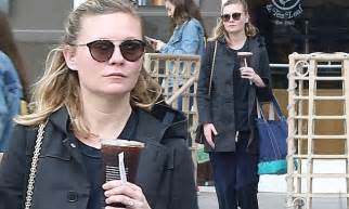 Casual Kirsten Dunst Flashes Her New Sparkler Daily Mail Online