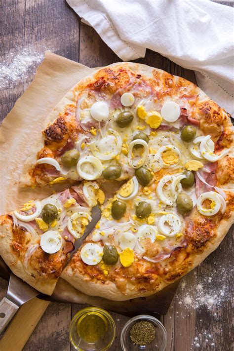 O feito em casa está quase quase a chegar às bancas, e não consigo deixar de pensar se vão gostar tanto dele como eu. Portuguese Pizza (Pizza à Portuguesa) - Mutt & Chops