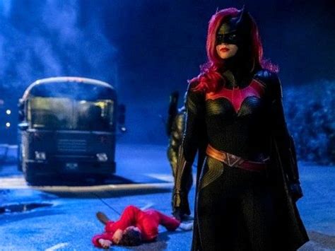 Cw Network Debuts Lesbian Batwoman In Elseworlds Episode