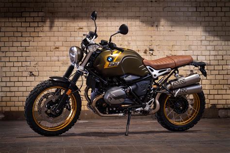 Prazer de condução boxer em estado puro com um visual robusto, típico de uma scrambler, acrescido de inúmeras possibilidades de individualização e personalização. 2021 BMW R nineT Scrambler Guide • Total Motorcycle