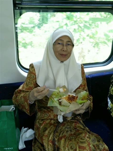 A doctor in the house: Did Dr. Wan Azizah Break The Rules When She Ate Nasi Lemak ...