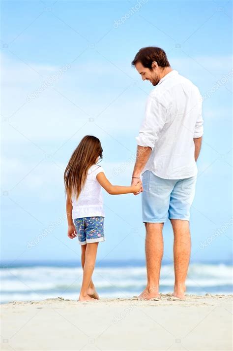 Padre E Hija Cogidos De La Mano En La Playa — Foto De