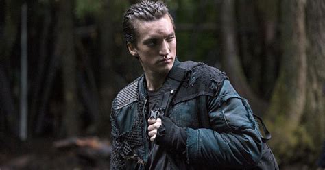 Murphy encounters jaha at the mansion. The 100: Murphy , un bon allié dans la nouvelle saison ...
