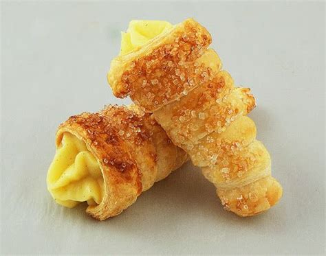Cake bread chicken biscuits recipe. Cannoncini alla Crema Pasticcera (Puff Pastry Horns with ...