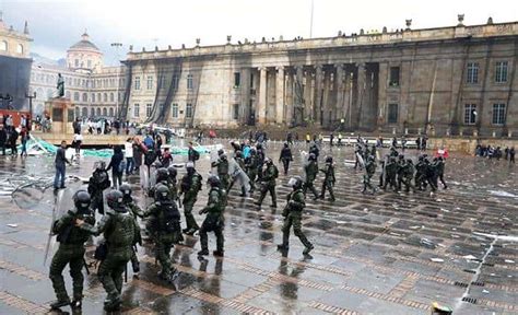 Batalla Campal En La Plaza Bol Var De Bogot Por Ataque Al Capitolio