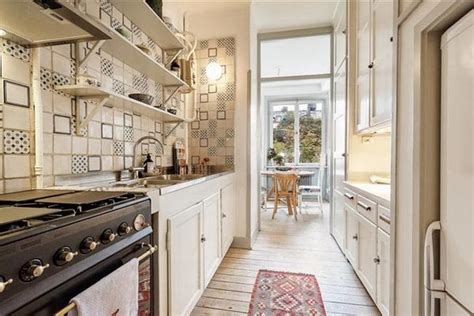 Nah, dengan rumah minimalis inilah tiap ruang yang ada di dalam rumah harus disiasati dengan gaya minimalis, sama halnya dengan mendesign dapur mungil untuk rumah minimalis anda. Foto Desain Dapur Minimalis Kecil dan Mungil ~ Ayeey.com