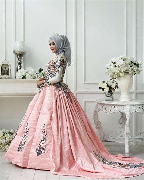 Motif batik sidoluhur yang biasa dikenakan oleh pengantin perempuan motif batik sidoluhur (foto: Koleksi Gaun Pengantin Muslimah Terindah, Terbaru & Terlengkap - WIKIPIE.CO.ID