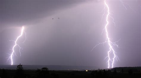 File:Lightning 14.07.2009 20-42-33.JPG - Wikimedia Commons