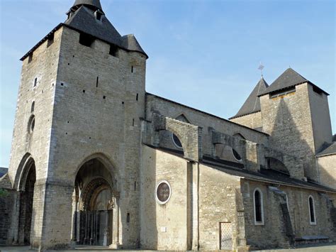 1990 — летняя ночь в городе / nuit d'été en ville. La cathédrale d'Oloron-Sainte-Marie attaquée à la voiture ...