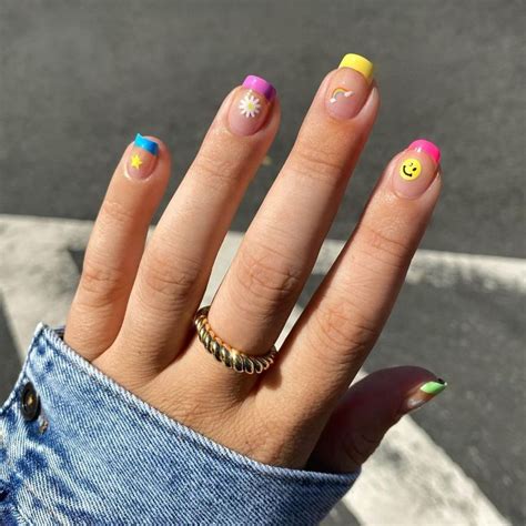 Smiley Face Nails Are The Biggest Manicure Trend Rn Major Mag