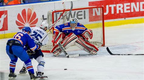 V roce 2001 až 2002 proběhla rekonstrukce ledové plochy, strojovny a kotelny. 33. kolo WSM ligy: Rytíři Kladno - HC Stadion Litoměřice 4 ...