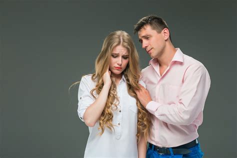 عدم علاقه زن به مرد وقتی زن از همسرش ناراضی است این طور رفتار می کنه