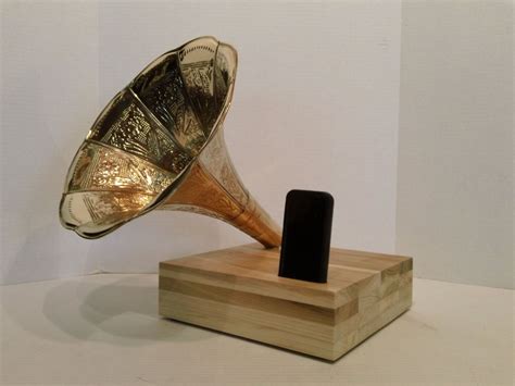 Acoustic Iphone Speaker Dock W Ornate Gold Antique Phonograph Horn