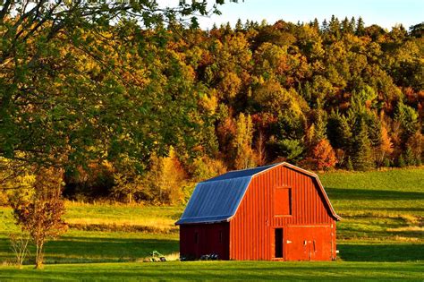 The 10 Best Places To See Fall Foliage In Canada