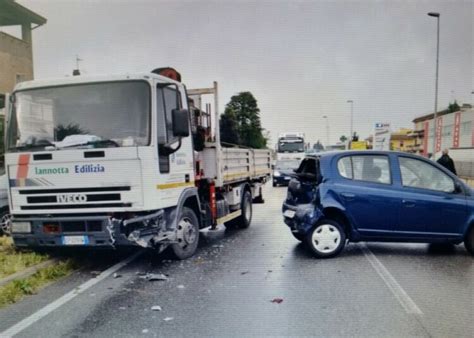 Un Incidente Tra Tre Mezzi Paralizza Il Traffico Su Via Nettunense Ad