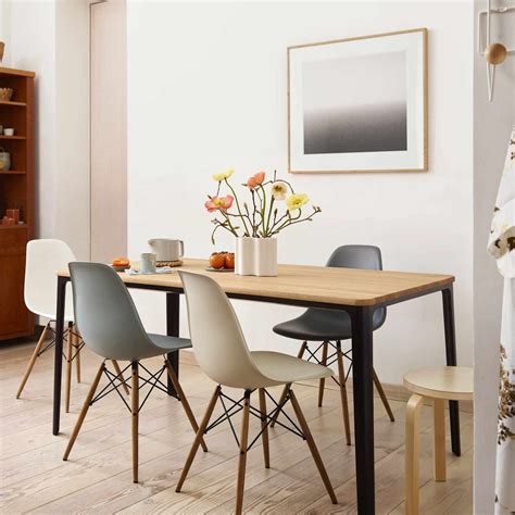 Die struktur der beine ist inspiriert von dem eiffelturm. Vitra Eames Plastic Side Chair DSW Stuhl - bruno-wickart.ch