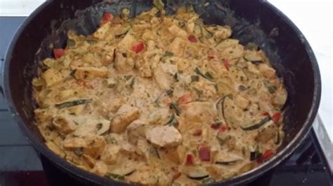 Hähnchenkeule mit kartoffeln in der pizza pfanne i türkische küche. Hähnchenbrust - Zucchini - Paprika - Pfanne - Rezept ...