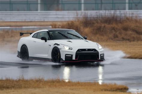 Like our page and check back for leaking news, info, pics, videos Nissan sfodera la nuova GTR R35 Nismo MY2020 - evo magazine