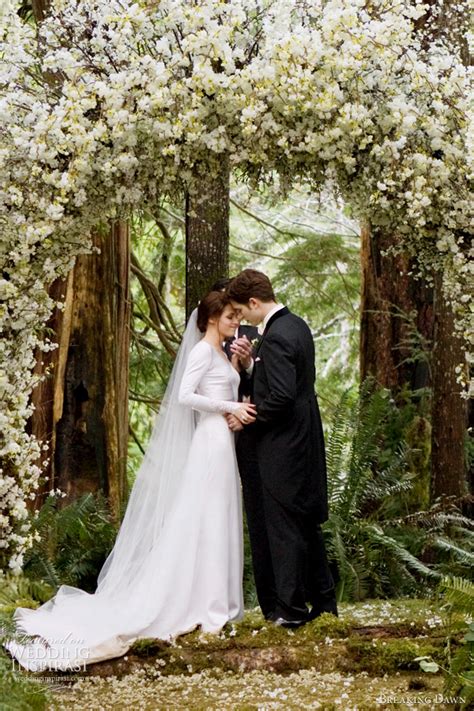 Maybe you would like to learn more about one of these? Bella Swan's Wedding Dress + Carolina Herrera Resort 2012 ...