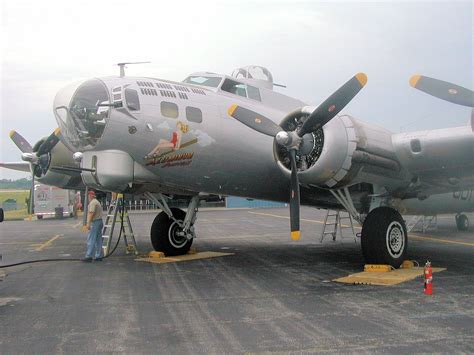 B 17g 44 85740 Flying Fortress Walk Around Page 3